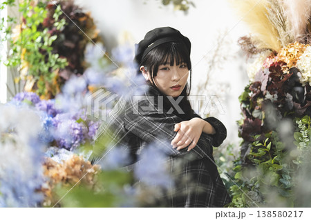 花の中にいる女性 138580217