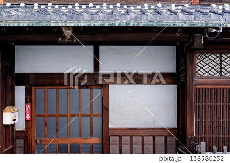 元色里（遊郭）の面影を残す奈良県大和郡山市洞泉寺町にある旧遊郭建築を撮影 138580252