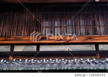 元色里（遊郭）の面影を残す奈良県大和郡山市洞泉寺町にある旧遊郭建築を撮影 138580253