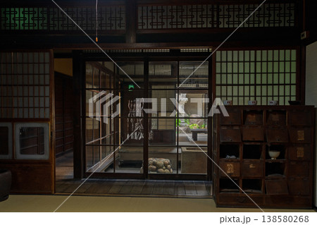 元色里（遊郭）の面影を残す奈良県大和郡山市洞泉寺町にある旧遊郭建築を撮影 138580268