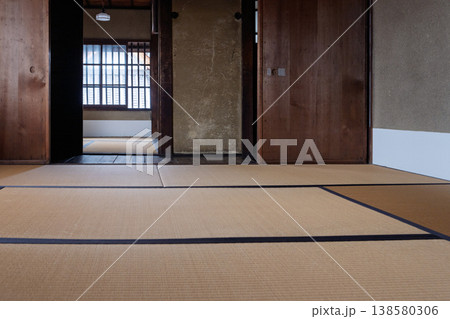 元色里(遊郭)の面影を残す奈良県大和郡山市洞泉寺町にある旧遊郭建築を撮影 元色里(遊郭)の面影を残す奈良県大和郡山市洞泉寺町にある旧遊郭建築を撮影 138580306