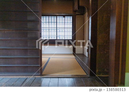 元色里（遊郭）の面影を残す奈良県大和郡山市洞泉寺町にある旧遊郭建築を撮影 138580313