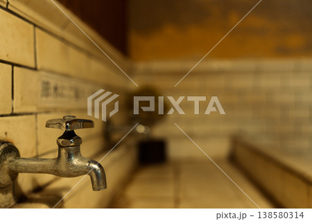 元色里（遊郭）の面影を残す奈良県大和郡山市洞泉寺町にある旧遊郭建築を撮影 138580314