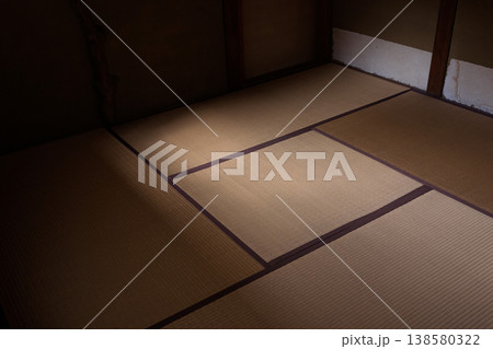 元色里(遊郭)の面影を残す奈良県大和郡山市洞泉寺町にある旧遊郭建築を撮影 元色里(遊郭)の面影を残す奈良県大和郡山市洞泉寺町にある旧遊郭建築を撮影 138580322