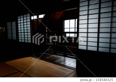 元色里(遊郭)の面影を残す奈良県大和郡山市洞泉寺町にある旧遊郭建築を撮影 元色里(遊郭)の面影を残す奈良県大和郡山市洞泉寺町にある旧遊郭建築を撮影 138580325