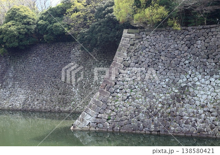 皇居の石垣 138580421