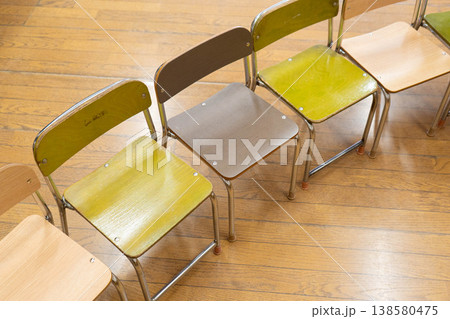 保育園の並んだ椅子の写真 138580475