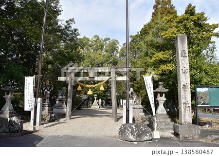 三重県亀山市 亀山神社の鳥居と参道 三重県亀山市 亀山神社の鳥居と参道 138580487