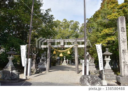 三重県亀山市 亀山神社の鳥居と参道 三重県亀山市 亀山神社の鳥居と参道 138580488