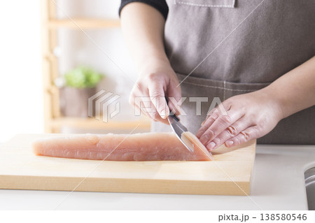 ビンチョウマグロを切っている人 ビンチョウマグロを切っている人 138580546