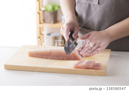 ビンチョウマグロを切っている人 ビンチョウマグロを切っている人 138580547