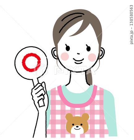 エプロンをつけた保育士のイラスト　マルのプラカードをあげている 138580563