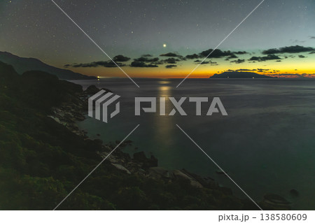 東シナ海の夜景　洋上アルプス屋久島(夏 138580609