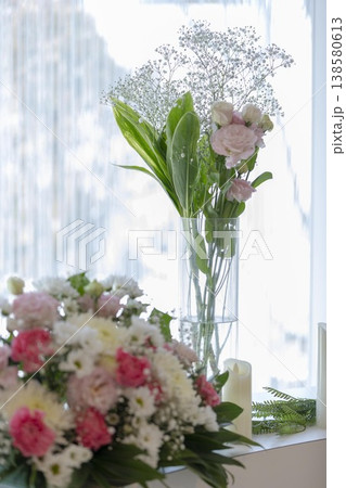やわらかな光に包まれた花のアレンジメントとガラス花瓶 138580613