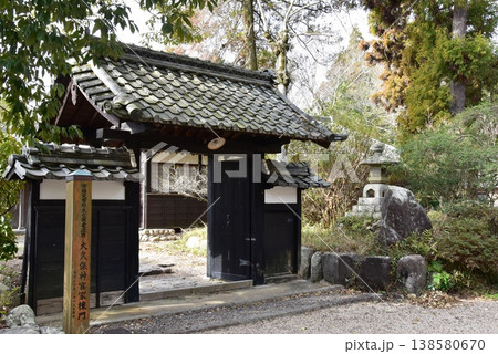 三重県亀山市 亀山神社境内の大久保神官家棟門 三重県亀山市 亀山神社境内の大久保神官家棟門 138580670