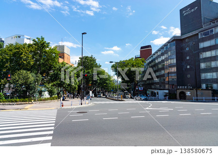 原宿駅前 神宮橋交差点 東京都渋谷区神宮前 原宿駅前 神宮橋交差点 東京都渋谷区神宮前 138580675