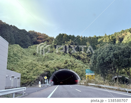 トンネルに突入 138580707
