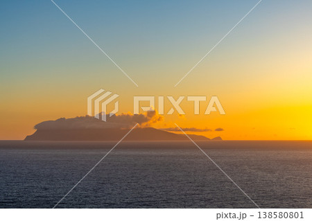 口永良部島の夕焼け　屋久島から(夏 138580801