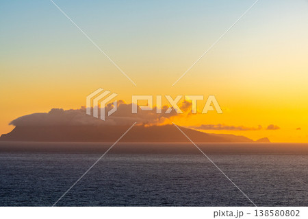 口永良部島の夕焼け 屋久島から(夏 口永良部島の夕焼け 屋久島から(夏 138580802