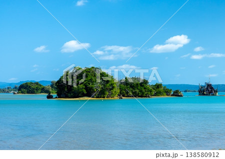 沖縄県国頭郡今帰仁村湧川 沖縄本島と屋我地島に囲まれた羽路内海の青い海と小島の景色 沖縄県国頭郡今帰仁村湧川 沖縄本島と屋我地島に囲まれた羽路内海の青い海と小島の景色 138580912