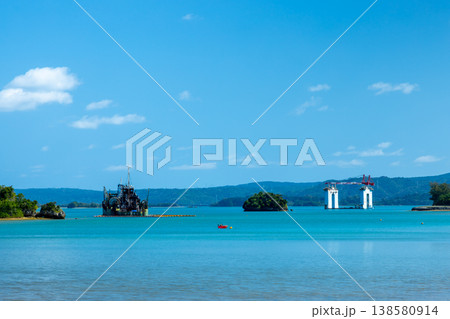 沖縄県国頭郡今帰仁村湧川 沖縄本島と屋我地島に囲まれた羽路内海の青い海と小島の景色 沖縄県国頭郡今帰仁村湧川 沖縄本島と屋我地島に囲まれた羽路内海の青い海と小島の景色 138580914