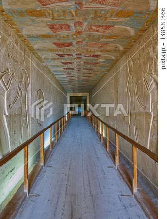 天井彩画が続く回廊——王家の谷KV15（セト2世墓）内部の遠近構図 138581366