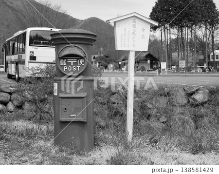 高原の風ポスト_モノクロ 138581429