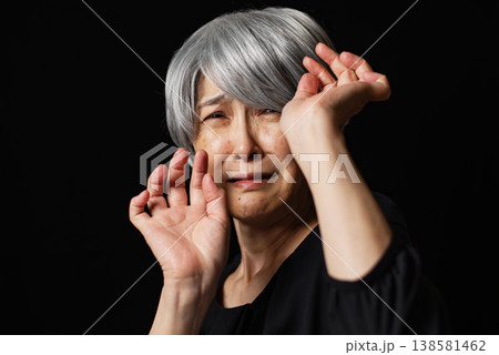 嫌そうな表情の白髪のシニア女性 嫌そうな表情の白髪のシニア女性 138581462