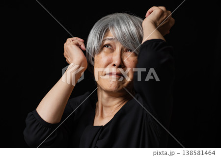 苦境に耐え忍ぶシニア女性のイメージ 138581464
