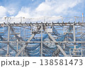 鉄骨建方工事中の仮設足場と梁本締め作業用設備のある現場2 138581473