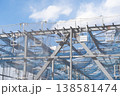 鉄骨建方工事中の仮設足場と梁本締め作業用設備のある現場1 138581474