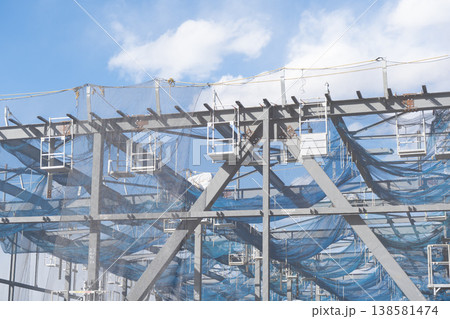 鉄骨建方工事中の仮設足場と梁本締め作業用設備のある現場1 鉄骨建方工事中の仮設足場と梁本締め作業用設備のある現場1 138581474