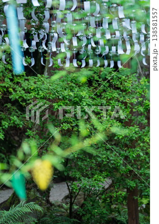 京都市北区の賀茂別雷神社別名上賀茂神社の風鈴を撮影したもの 京都市北区の賀茂別雷神社別名上賀茂神社の風鈴を撮影したもの 138581557