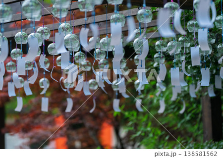 京都市北区の賀茂別雷神社別名上賀茂神社の風鈴を撮影したもの 138581562