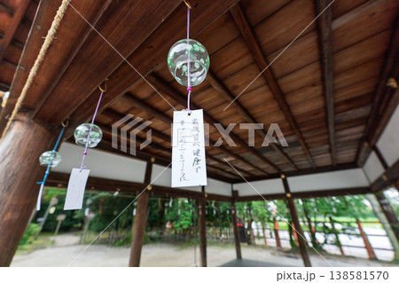 京都市北区の賀茂別雷神社別名上賀茂神社の風鈴を撮影したもの 138581570