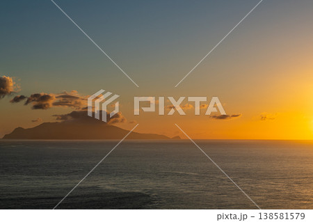 口永良部島の夕景 屋久島から(夏 口永良部島の夕景 屋久島から(夏 138581579