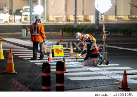 夜間工事 深夜作業 道路工事 視覚障害者誘導用ブロック 夜間工事 深夜作業 道路工事 視覚障害者誘導用ブロック 138581590