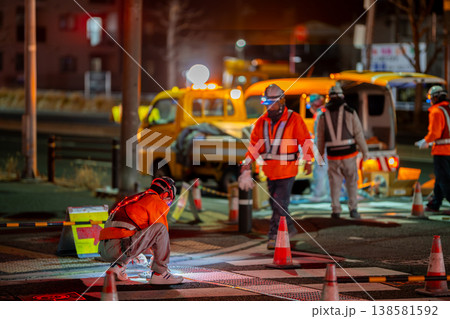 夜間工事　深夜作業　道路工事　視覚障害者誘導用ブロック 138581592