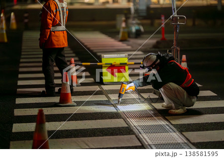 夜間工事 深夜作業 道路工事 視覚障害者誘導用ブロック 夜間工事 深夜作業 道路工事 視覚障害者誘導用ブロック 138581595