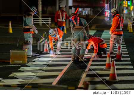 夜間工事　深夜作業　道路工事　視覚障害者誘導用ブロック 138581597