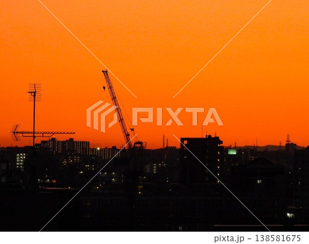 真っ赤に染まった西の空 138581675