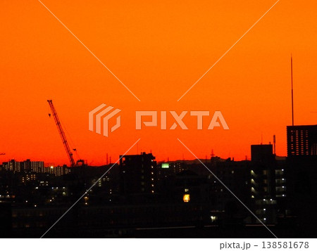 真っ赤に染まった西の空 138581678