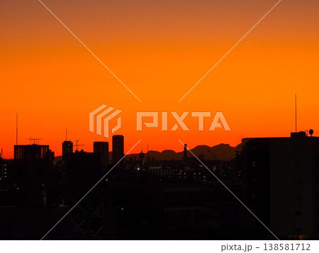 真っ赤に染まった西の空 138581712