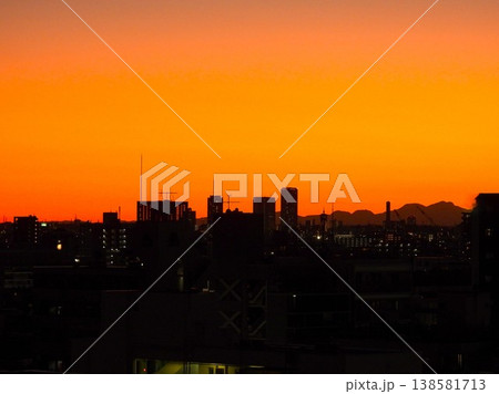 真っ赤に染まった西の空 138581713