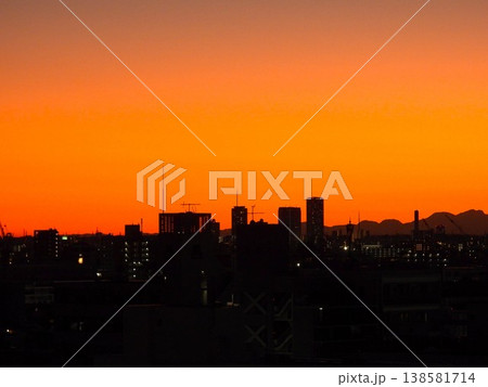 真っ赤に染まった西の空 138581714