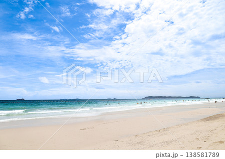 青空の広がるビーチ 138581789