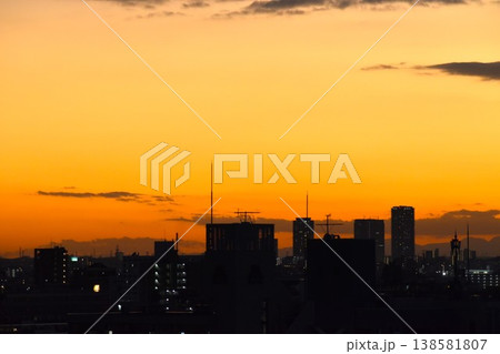 真っ赤に染まった西の空 真っ赤に染まった西の空 138581807