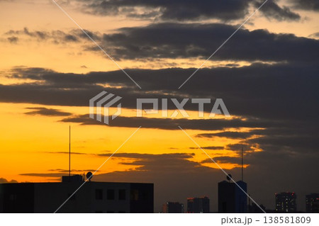 真っ赤に染まった西の空 138581809