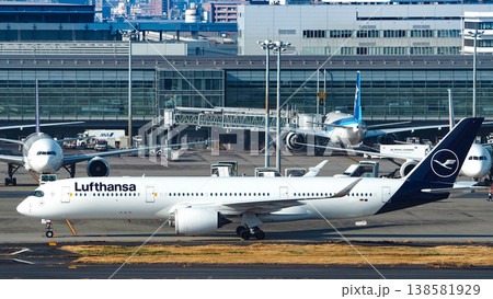 ルフトハンザ航空の飛行機　羽田空港 138581929