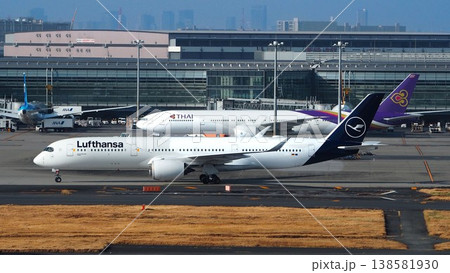 ルフトハンザ航空とタイ航空の飛行機　羽田空港 138581930